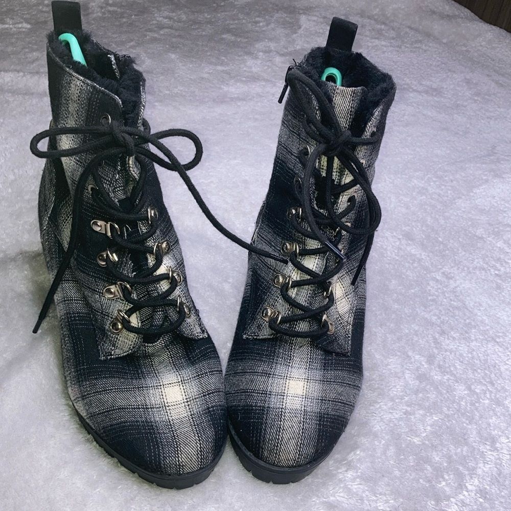 COMFORT 10W School Girl High Block Chunky Heel Lace Up Bootie Lug Sole Boots